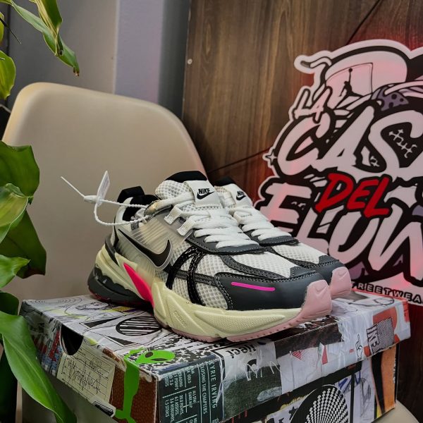 NIKE V2K NEGRA CON ROSA