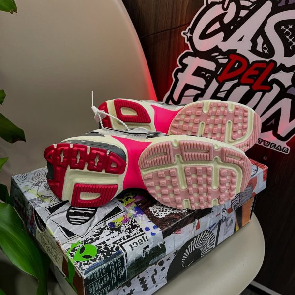 NIKE V2K NEGRA CON ROSA - Imagen 3