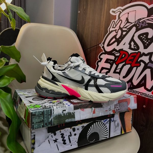 NIKE V2K NEGRA CON ROSA - Imagen 2