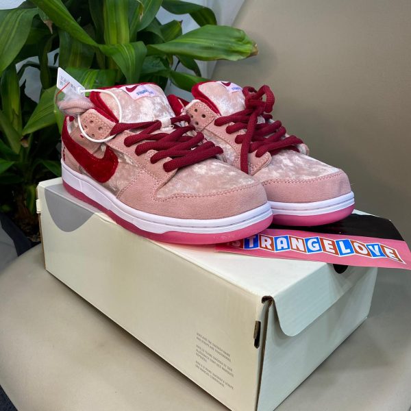 NIKE SB DUNK LOW STRANGE LOVE