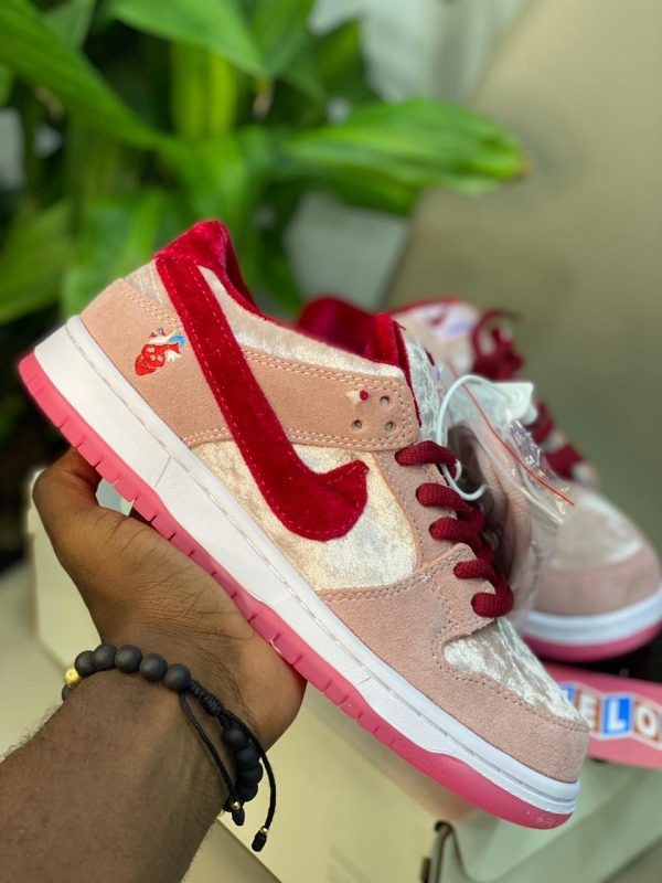 NIKE SB DUNK LOW STRANGE LOVE - Imagen 2
