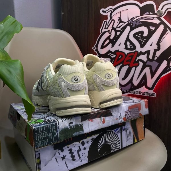 ADIDAS RESPONSE CL X BAD BUNNY - Imagen 3