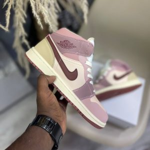 NIKE AIR JORDAN RETRO 1 EN BOTA ROSA